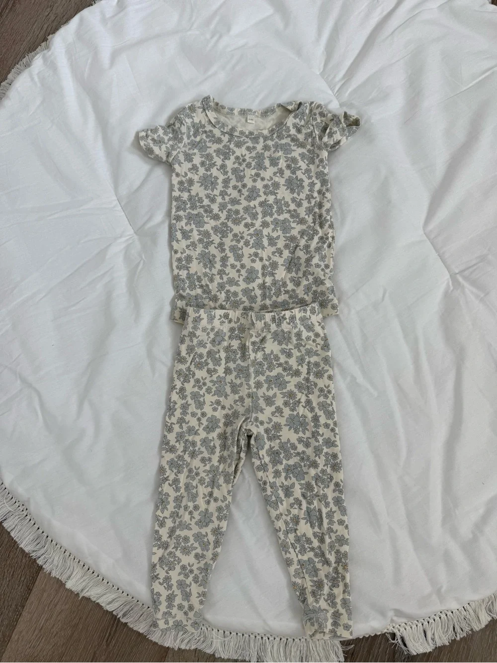 Quincy Mae Floral Two-Piece Pajama Set - Cream & Gray